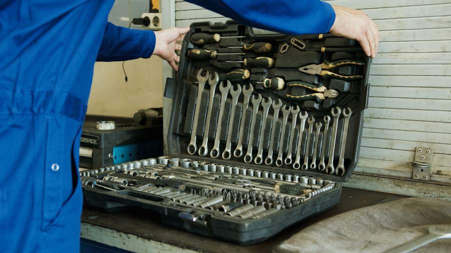 Caisse à outils ouverte sur un établi