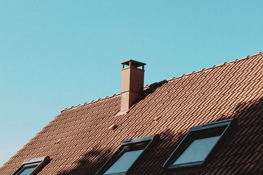 Toiture en tuiles avec une cheminée